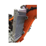 Radiador Direito com Tampão KSX para KTM EXC-F 250/350/450 08-16, HUSA FE 10-15, HUSQVARNA FE 250/350/450 14-16